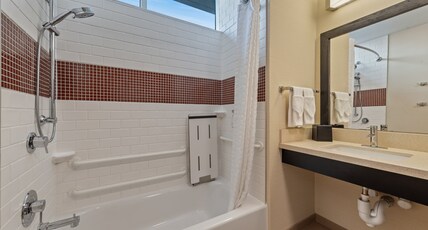 Staybridge Suites DENVER DOWNTOWN, an IHG hotel Room Type - 1 King Bed Studio Suite Mobil Access Tub