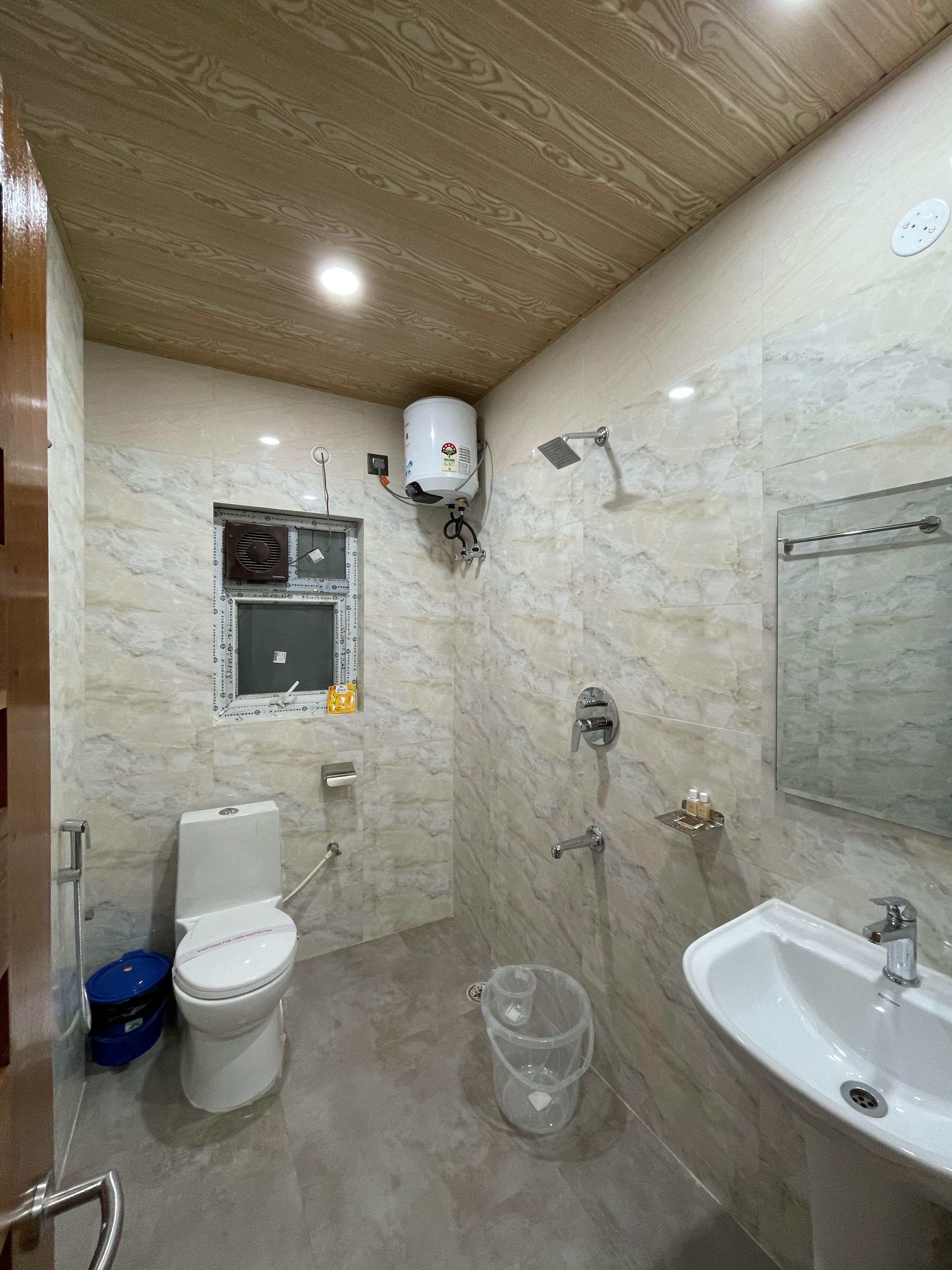 HOTEL MOMON - Tap to explore photos