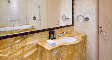 Crowne Plaza Dubai Jumeirah Room Type - 1 King Standard Club Floor Crowne Plaza Dubai Jumeirah Room Type - 1 King Standard Club Floor