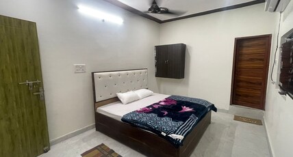 Shree Jee Home Stay Room Type - DELUXE ROOM (AC)  SEPARATE WASHROOM