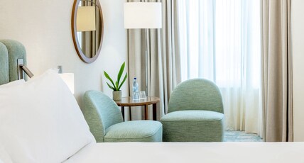 Crowne Plaza PORTO Room Type - 1 Queen Junior Suite Corner Room