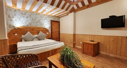 Pineview shimla near mall road Room Type - Deluxe room(Ample parking)