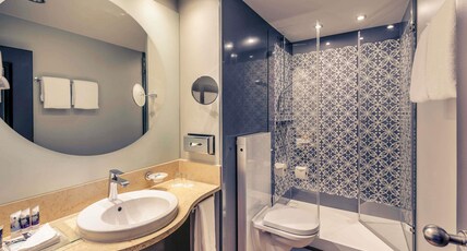 Mercure Muenchen City Center Room Type - Privilege Room with double bed and sofa or chair