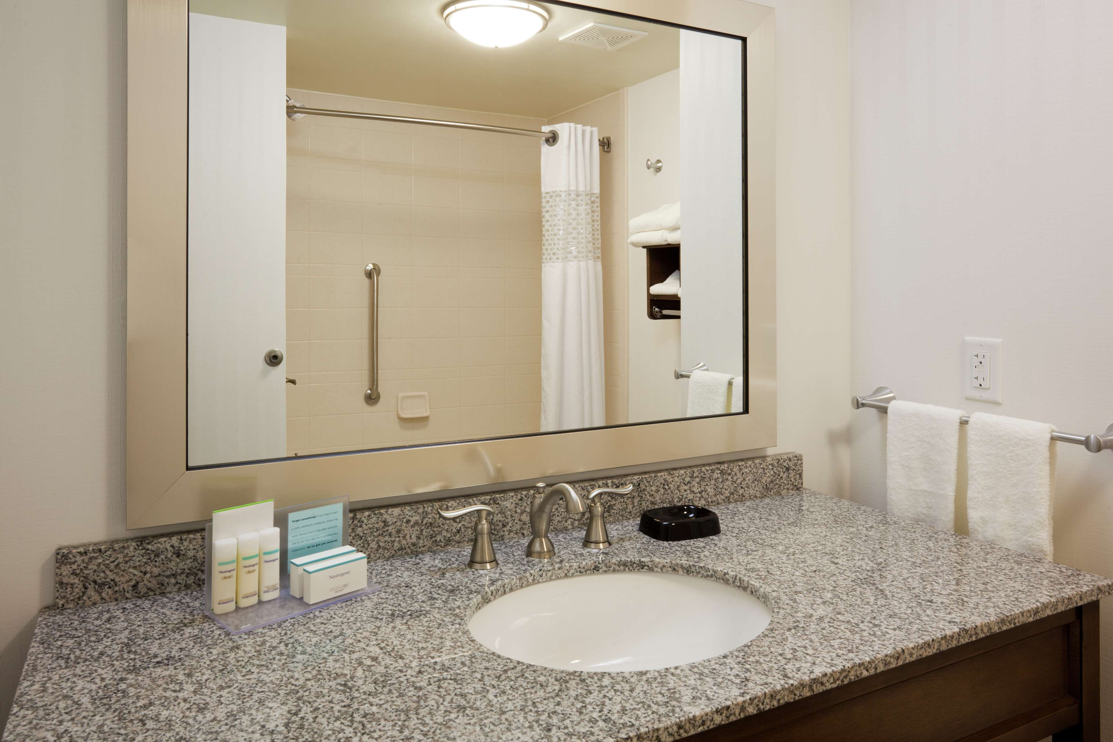 Hampton Inn & Suites Minneapolis West/ Minnetonka - Tap to explore photos