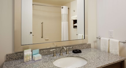 Hampton Inn & Suites Minneapolis West/ Minnetonka Room Type - 2 QNS MICROWV FRIDGE NS