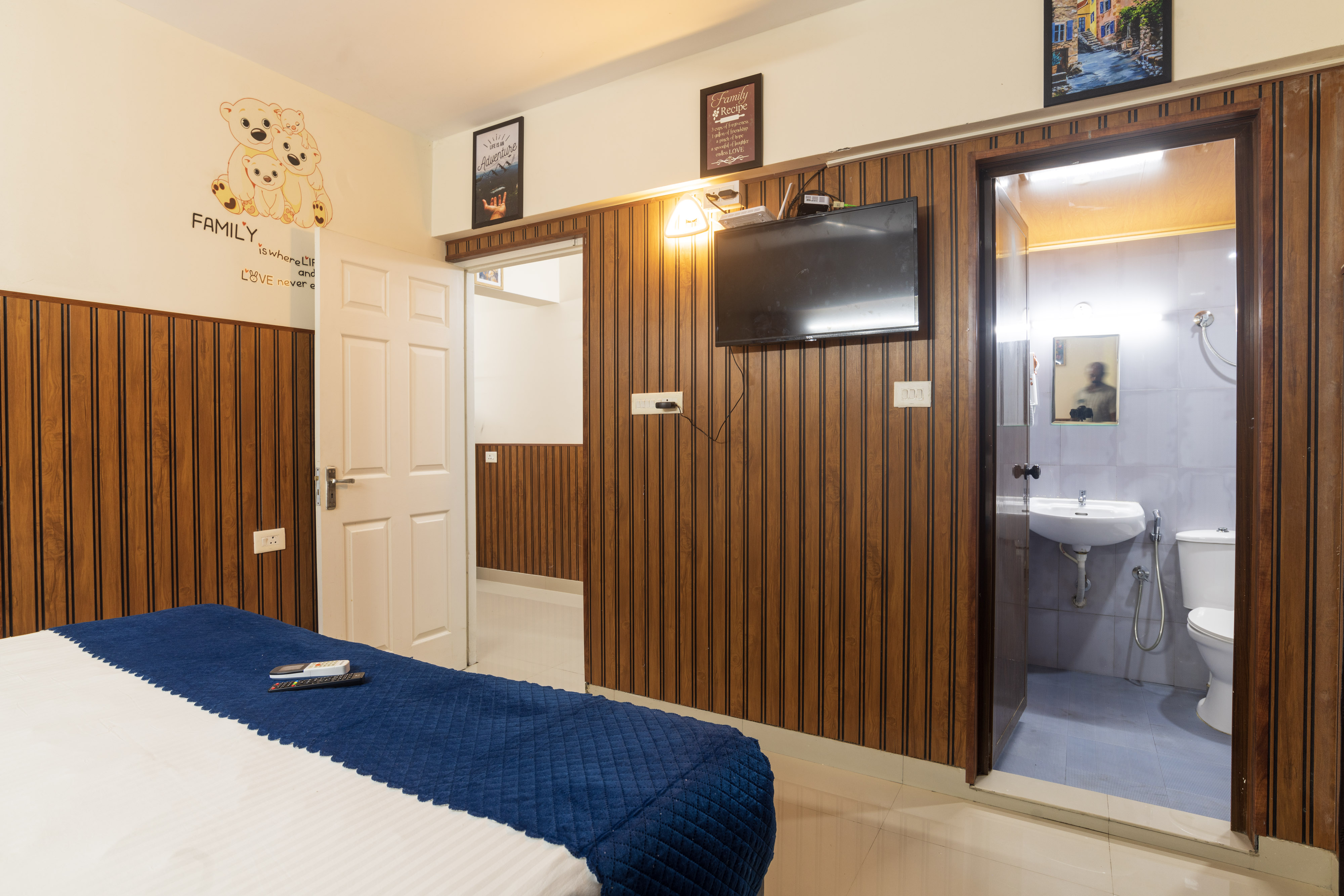 Sancta Maria Airport Hotel - Tap to explore photos