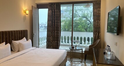 HOTEL WALK2TAJ Room Type - LUXURY ROOM WITH BALCONY