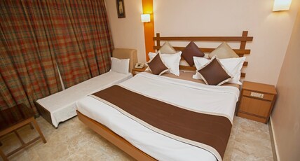 Hotel Maneck Room Type - Deluxe Triple Bed Room