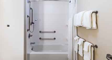 Holiday Inn Express & Suites Purcell Room Type - 2 Queen Beds Suite Comm Accessible Tub