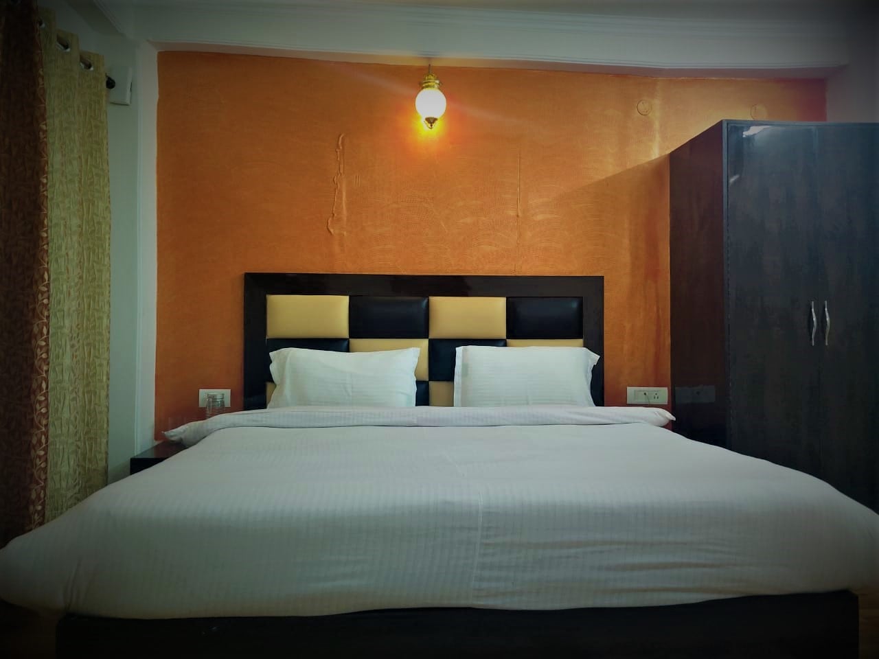 The Captain B&B | Rooms & Caretaker - Tap to explore photos