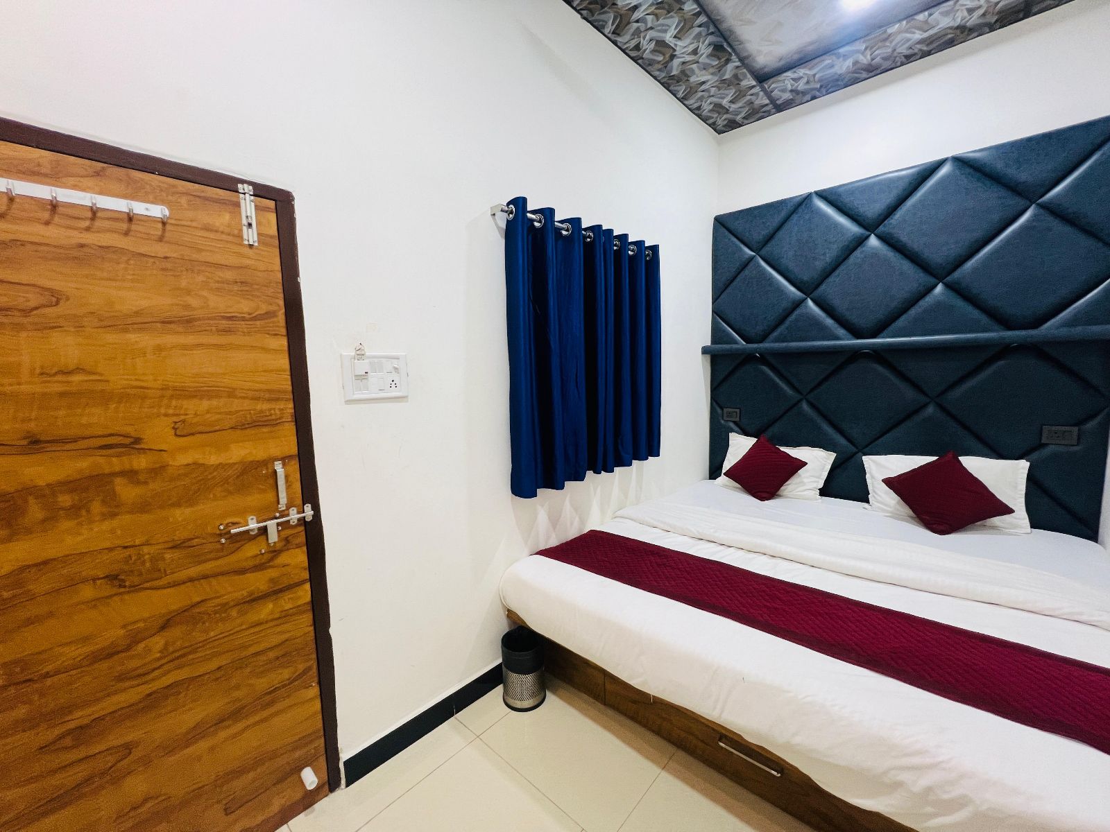 Hotel Hari Palace - Tap to explore photos