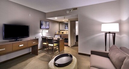 Embassy Suites Denver Stapleton Room Type - 1 KING BED NONSMOKING