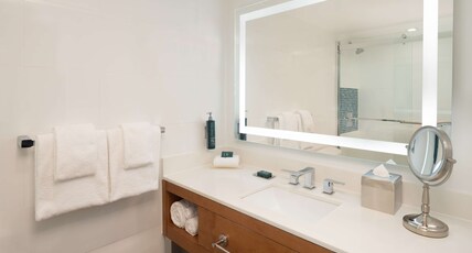 DoubleTree by Hilton Miami North I-95, FL Room Type - 1 KING BED