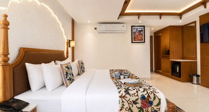 Green Vegetarian Hotel & Restaurant Room Type - Luxury King All Weather AC Room