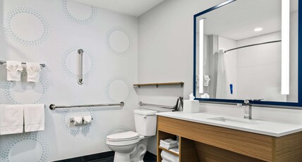 Tru by Hilton Rogers Bentonville Room Type - 2 QUEEN ACCESSIBLE TUB