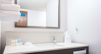 Hampton Inn by Hilton Freeport Room Type - 1 KING BED NONSMOKING
