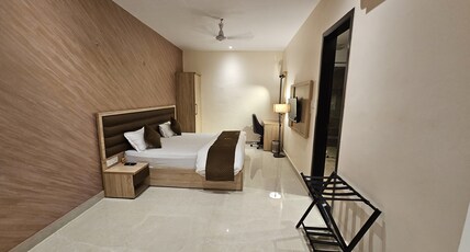 THE IMPERIAL HOTEL AND CONVENTION CENTRE Room Type - SUITE ROOM