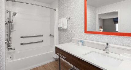 Hampton Inn & Suites by Hilton Saginaw Room Type - 2QN MOB HEARING ACC TUB NS
