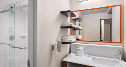 Hampton Inn Charleston North Room Type - 1K STE W KITCHEN-SOFABD NS