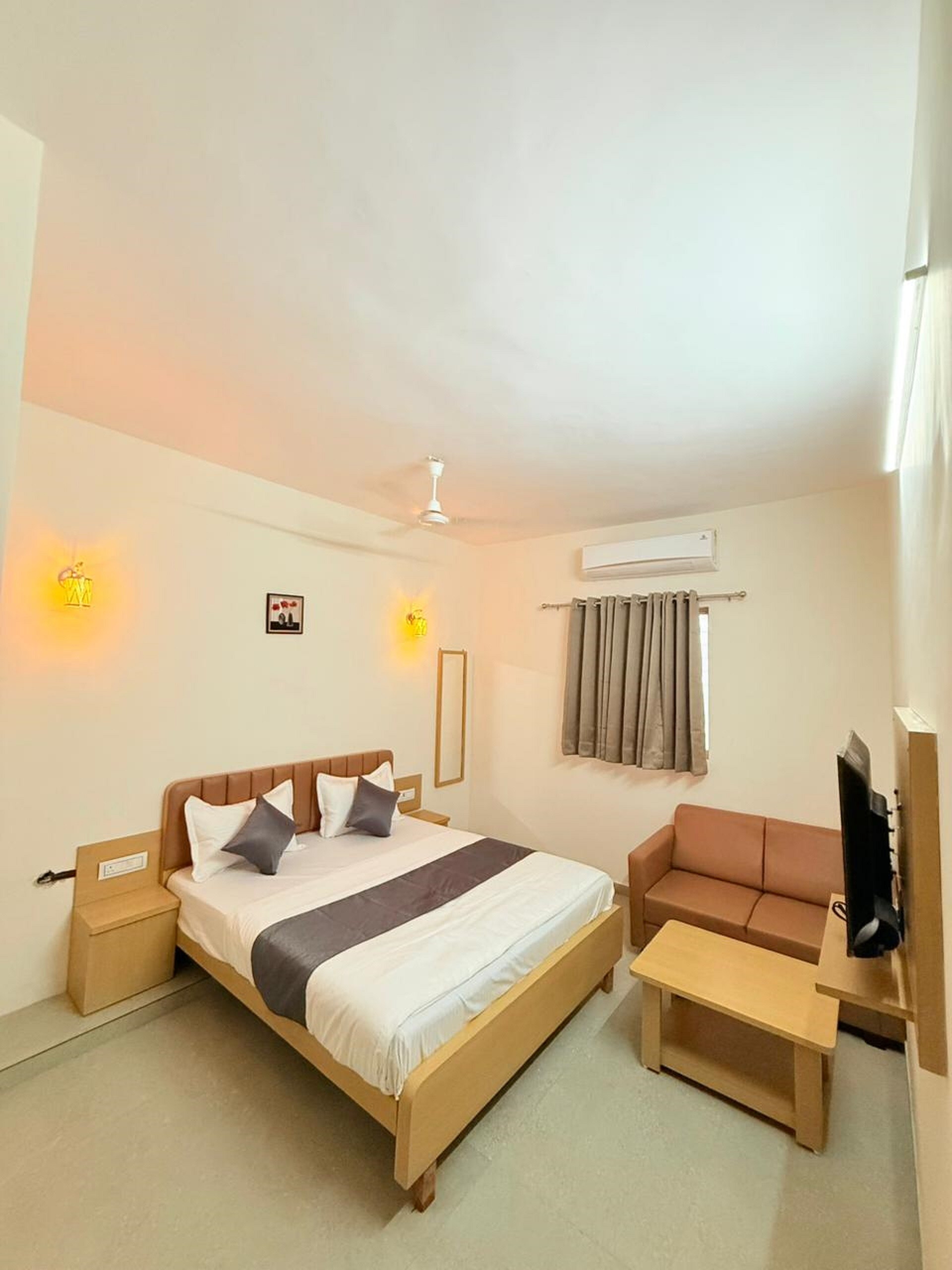 HOTEL KRISHNA GARDEN - Tap to explore photos
