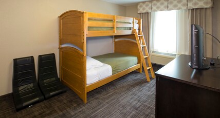 Holiday Inn Express Hotel & Suites-Saint Joseph Room Type - 2 Queen 1 Bunk Bed Suite