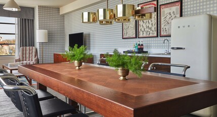 Graduate by Hilton Bloomington Room Type - GRAD KG STE W  DINING ROOM