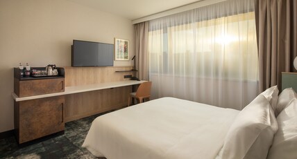 Crowne Plaza BUDAPEST Room Type - 1 Queen Bed Accessible