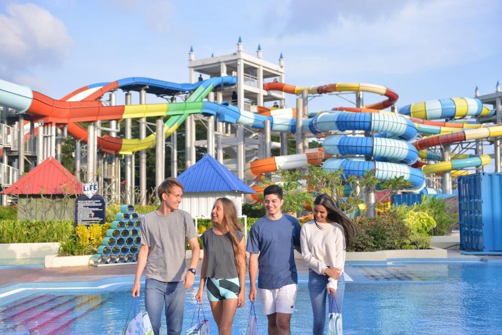 Bella Vista Waterfront Resort - Tap to explore photos