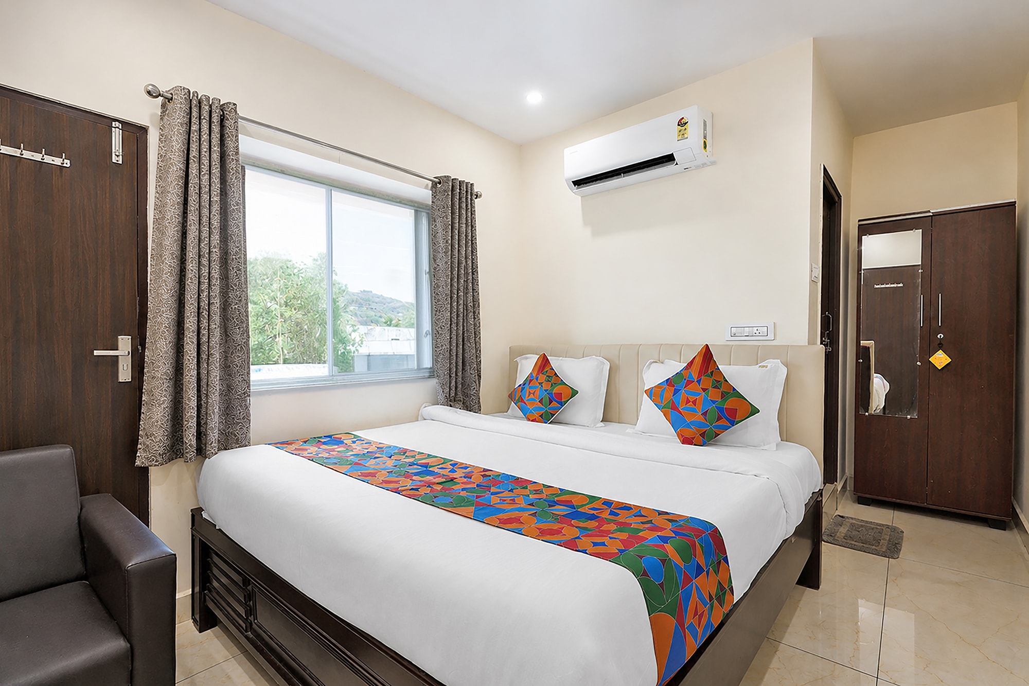 Fabhotel CK Grand - Nr Vijayawada Railway Station - Tap to explore photos