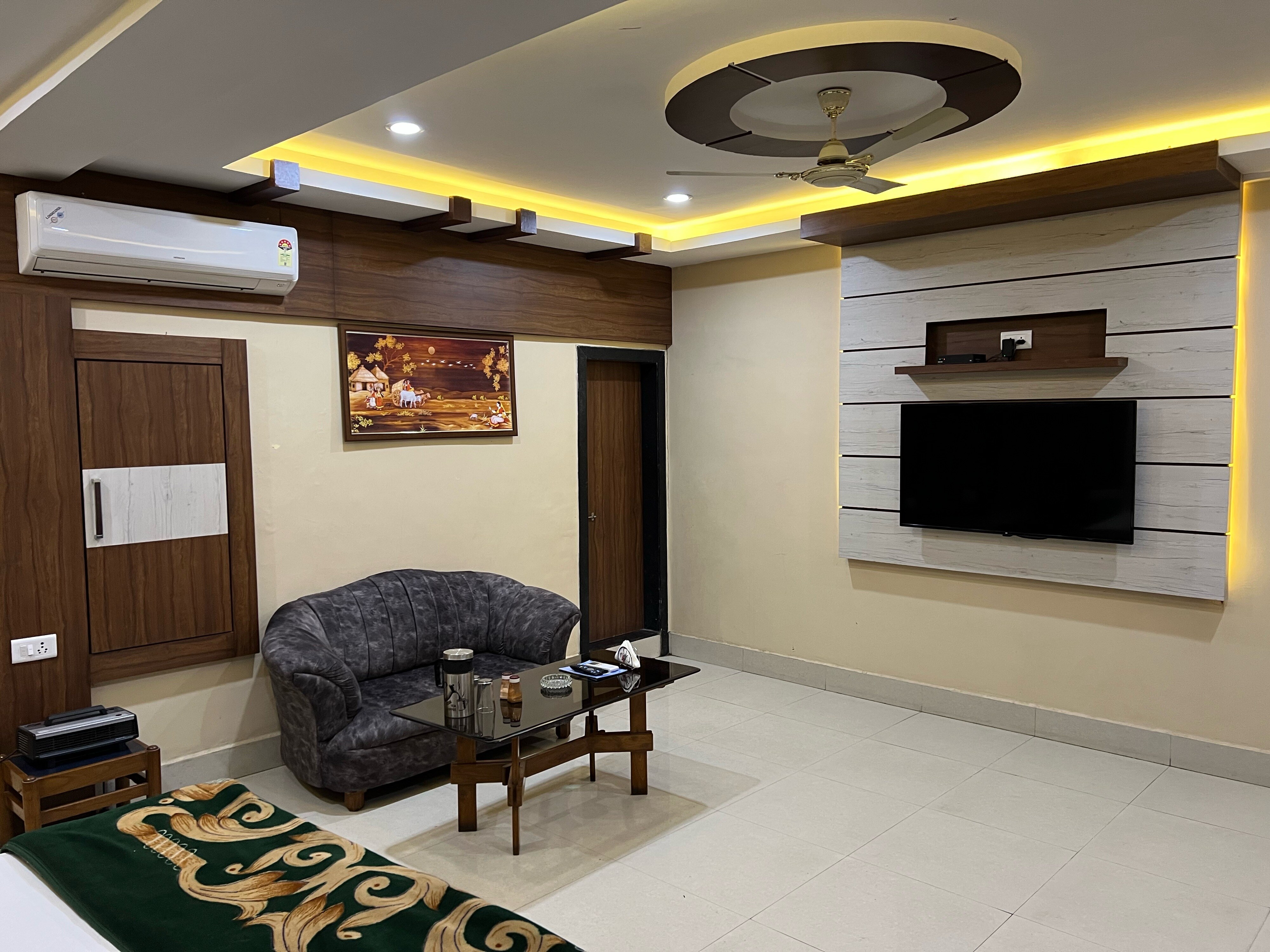 Hotel Vandana - Tap to explore photos
