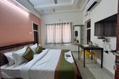 Golden Leaf Hotel