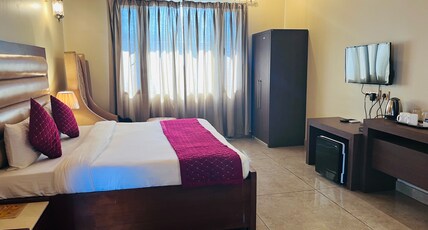 UP 22 VEG DHABA Room Type - LUXURY  ROOM