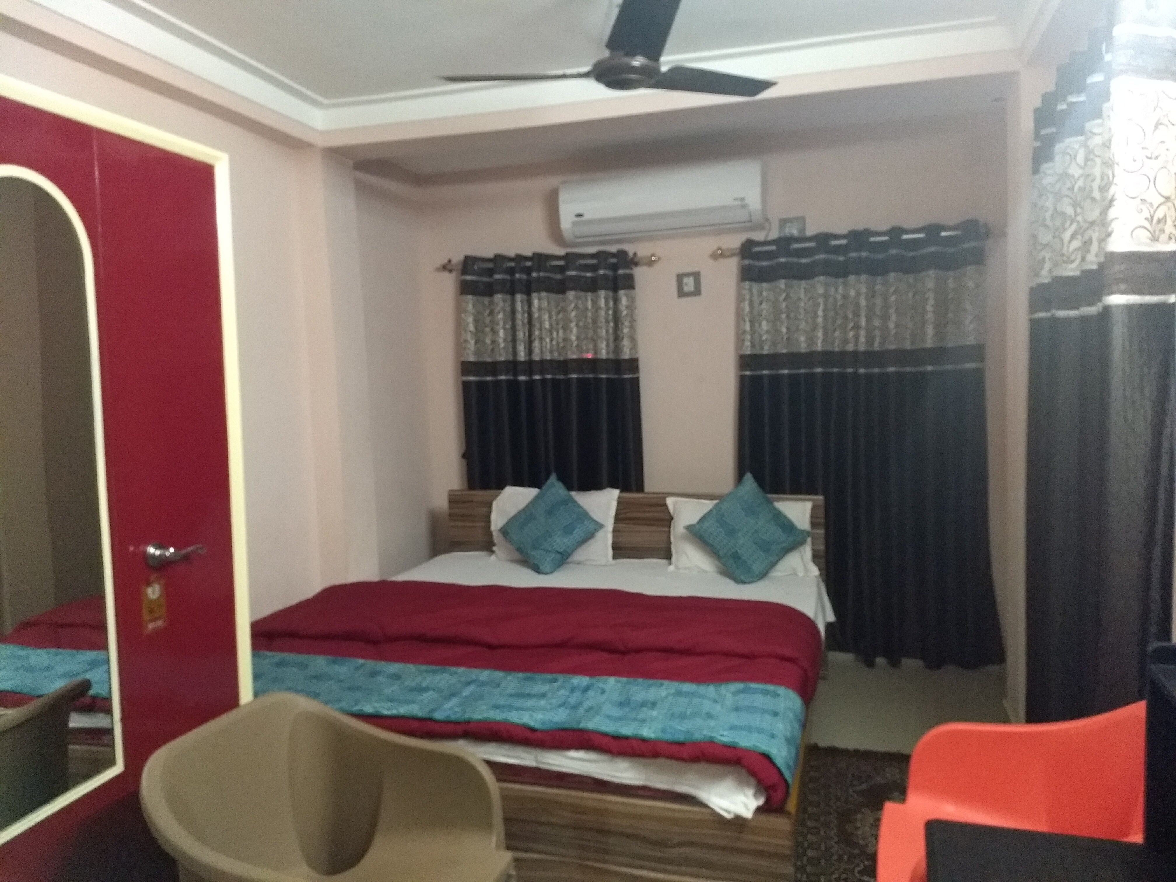 Hotel Royale - Tap to explore photos