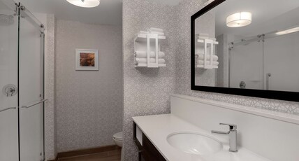 Hampton Inn & Suites Billings West I-90 Room Type - 1 KING MICROWV FRIDGE