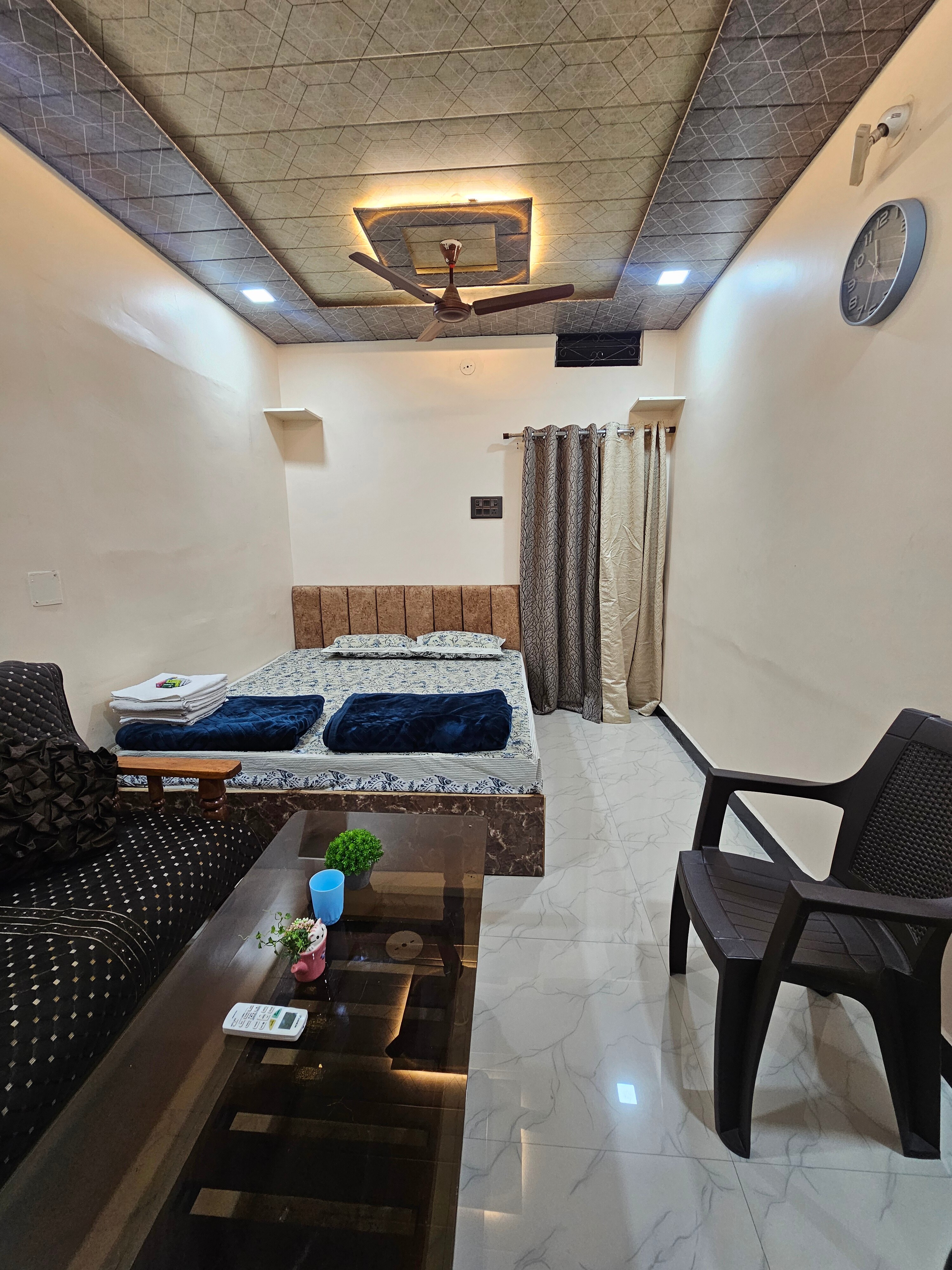 Shri Mahakaleshwar Homestay - Tap to explore photos