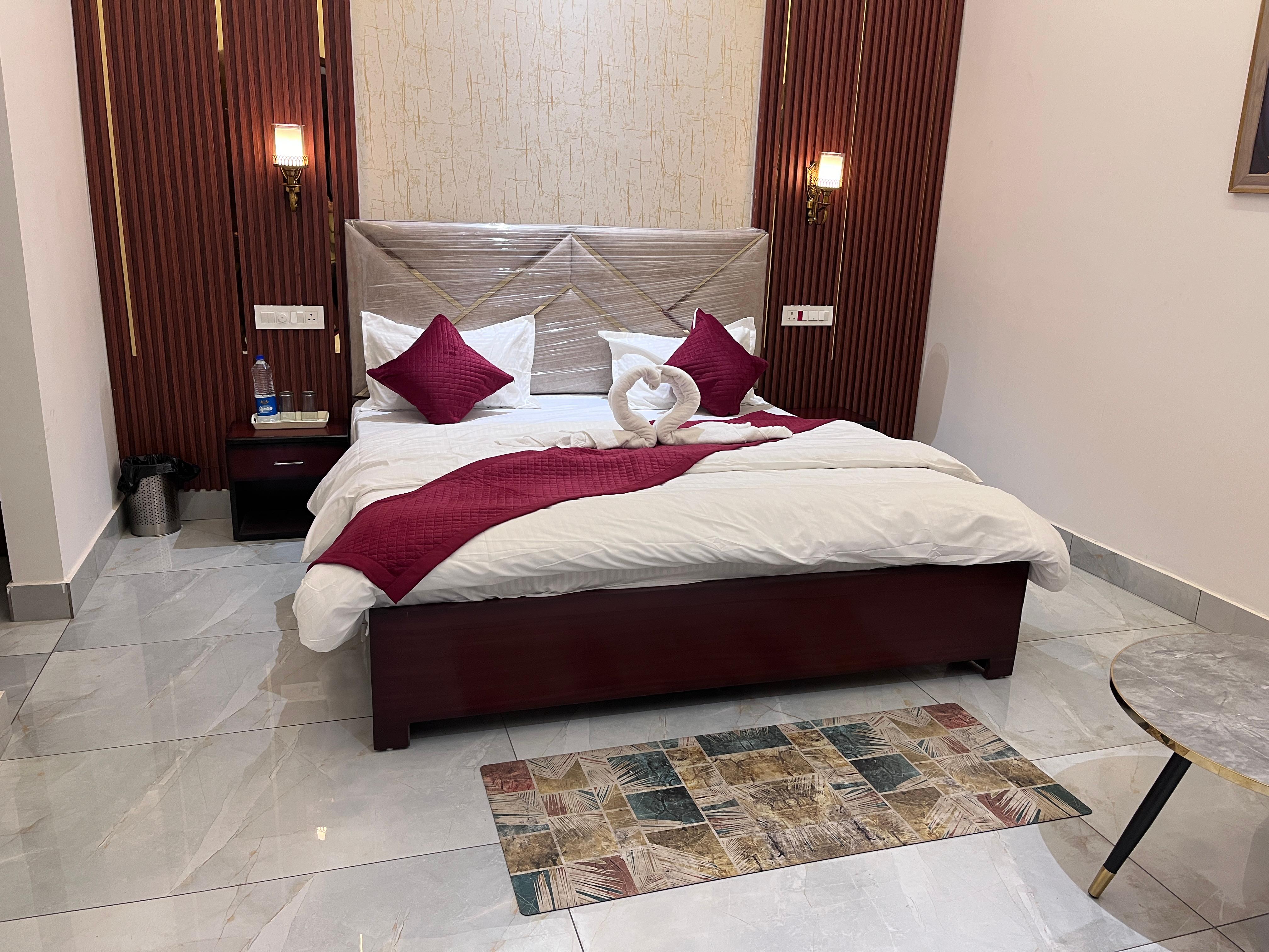 HOTEL DEEPJOT - Tap to explore photos