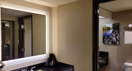The Riverside Hotel, BW Premier Collection Room Type - 1 King Bed, Non-Smoking, River View, Microwave And Refrigerator, Bathtub, Coffee Maker, Full Breakfa