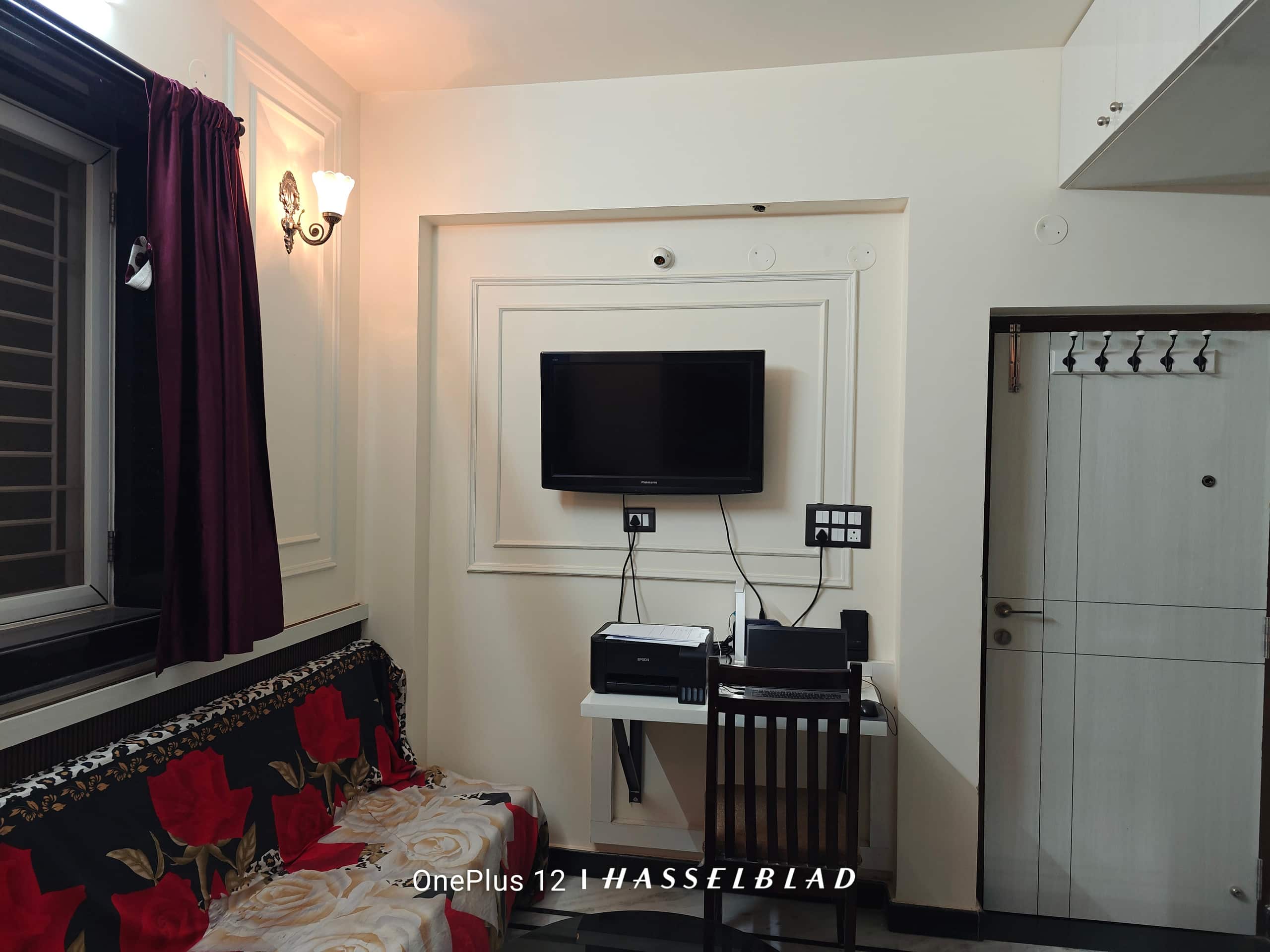Premium Room w Private Bath and Wi Fi Hyd - Tap to explore photos