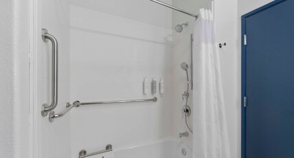Spark by Hilton San Antonio Dominion Room Type - 1 KING BED MOB ACCESS TUB