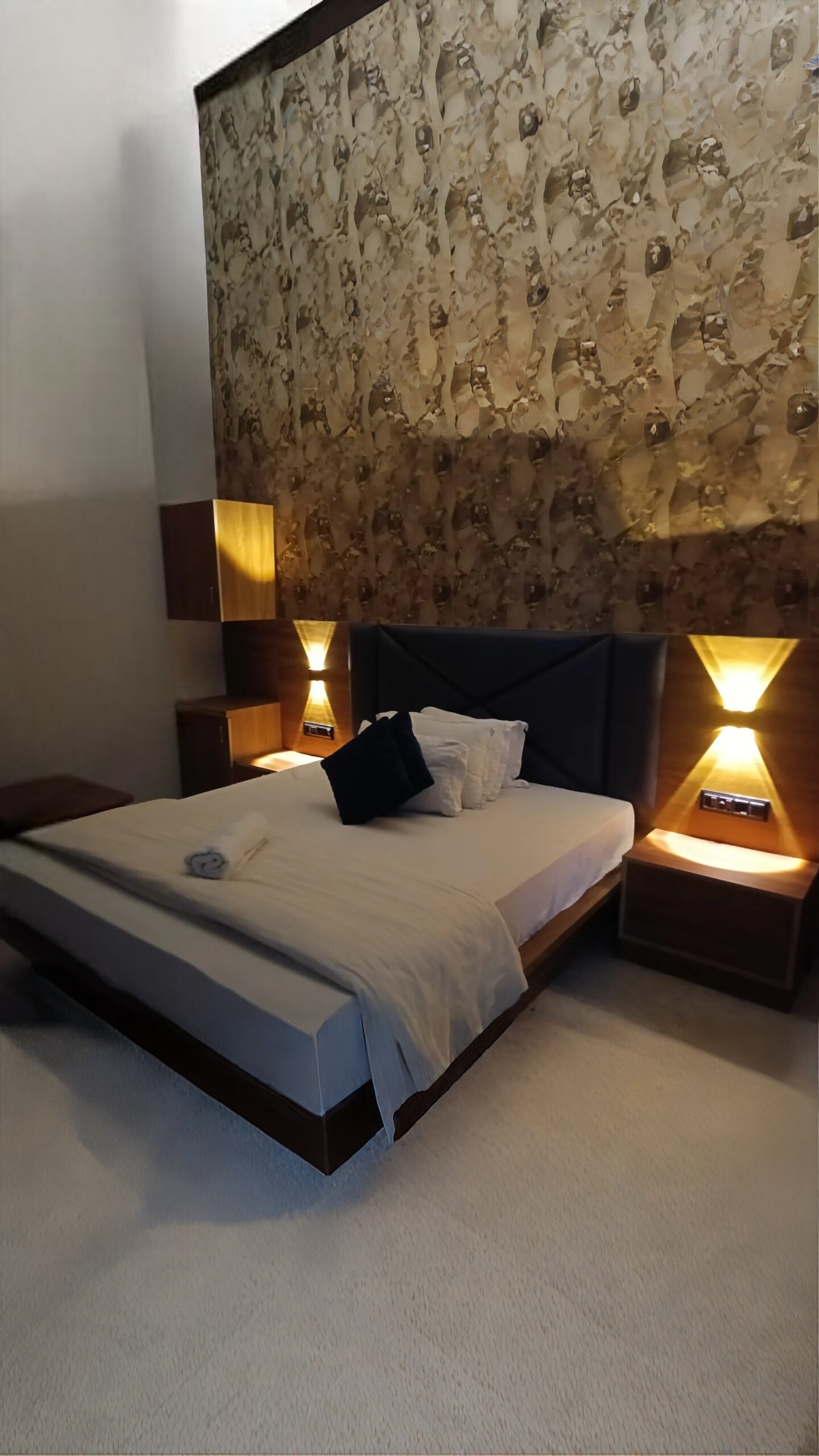 Varadan Guest House - Tap to explore photos