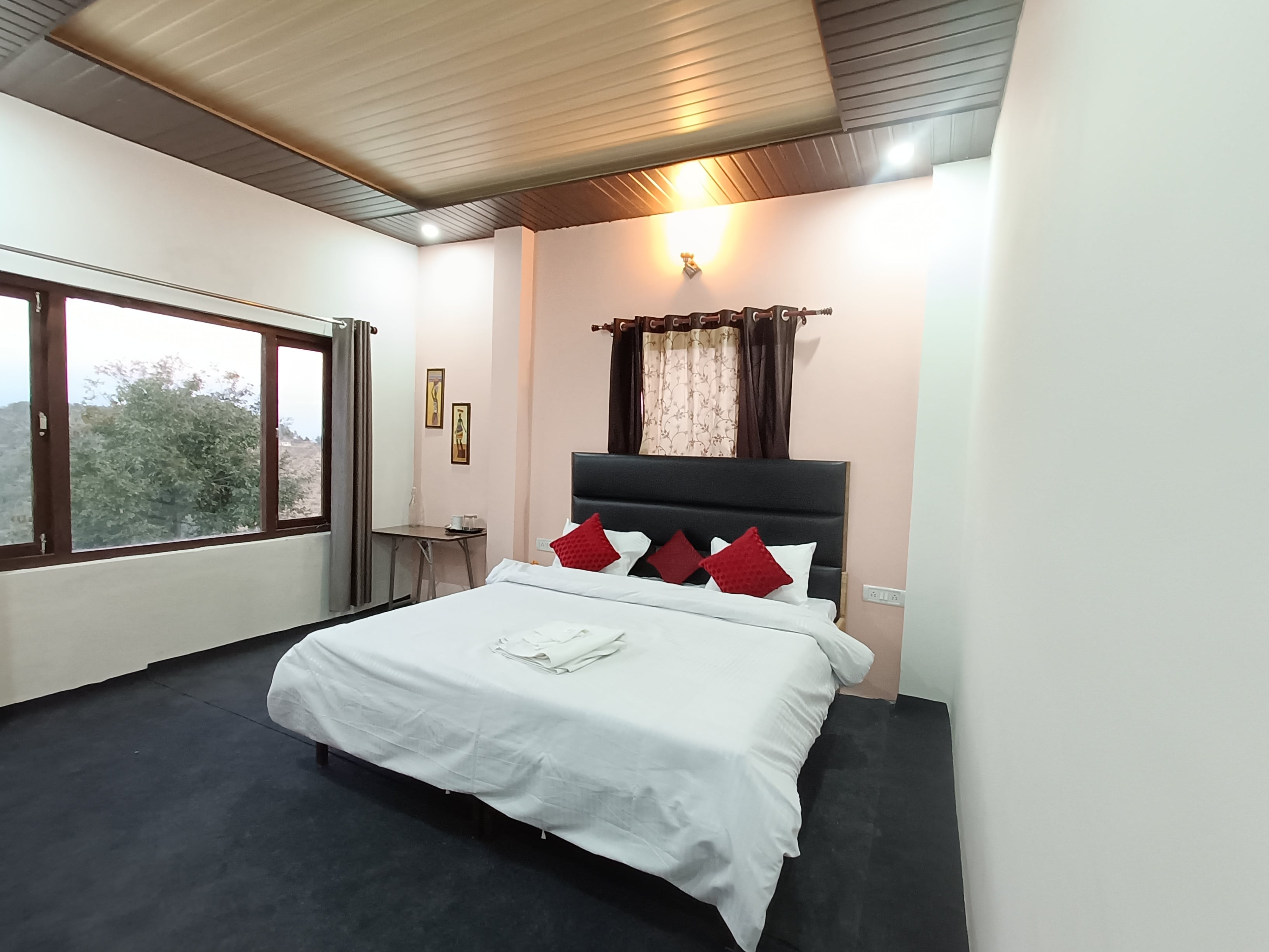Himlayan Rays Homestay Kanatal - Tap to explore photos