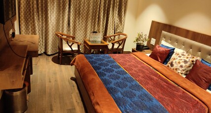 Apple Blossom (2 minute walking from Mall Road) Room Type - Deluxe Room