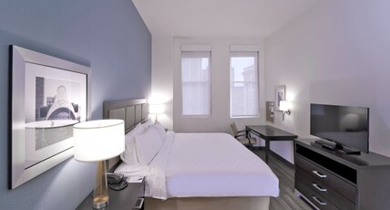 Candlewood Suites Baltimore - Inner Harbor, an IHG hotel Room Type - 1 King Studio Suite Mobility Accessible Roll In Shower