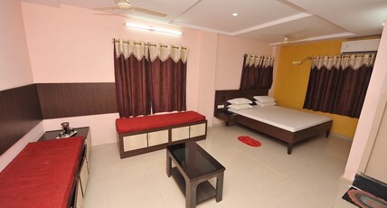 SHREE LAKSHMI GUEST HOUSE Room Type - Luxury Room - King Bed