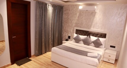 Hotel VS Residency Medanta Room Type - Dexlue Room With Balcony