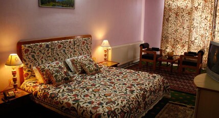 Hotel Pine Grove Near to Dal Lake Room Type - Deluxe Room