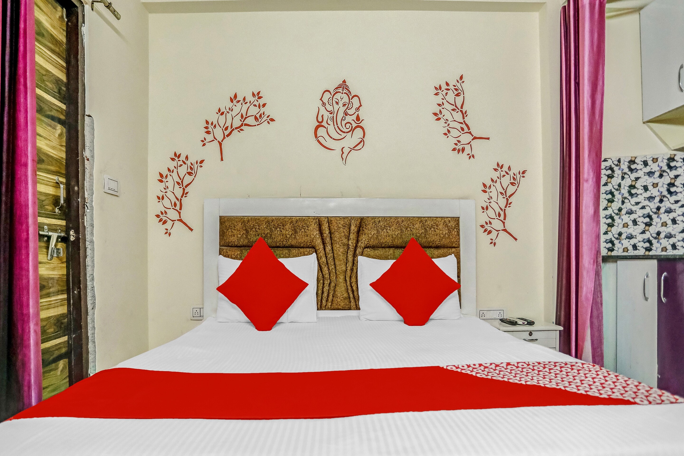 Super Hotel O Shankar Hotel Ghaziabad Railway Station - Tap to explore photos