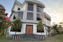 LUXURIOUS VILLA WITH 3 AC BEDROOMS & FREE PARKING