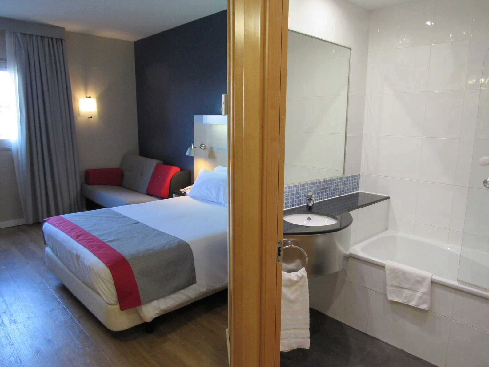 Holiday Inn Express Valencia - Bonaire - Tap to explore photos