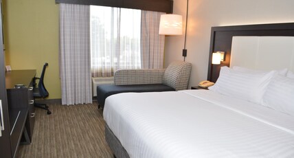 Holiday Inn Express & Suites WATERVILLE - NORTH Room Type - 1 King Standard Mobility Accessible Tub